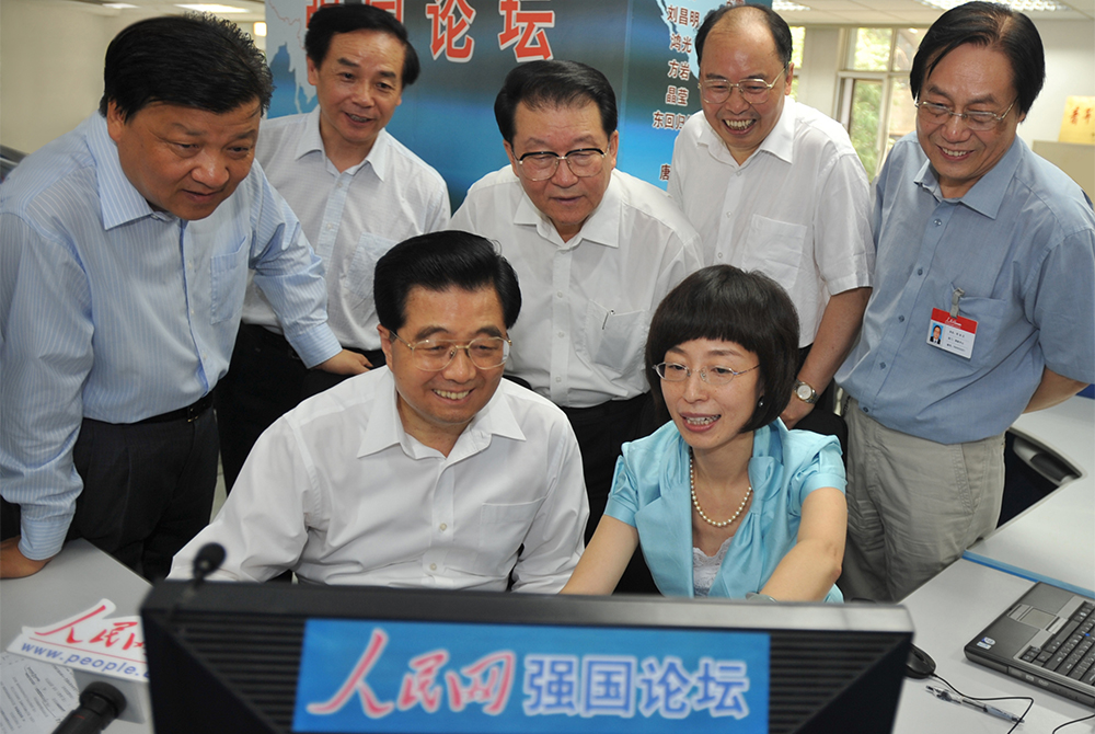 2008年6月20日，胡錦濤同志考察人民日報(bào)社時(shí)，通過人民網(wǎng)強(qiáng)國論壇同網(wǎng)民在線交流。
