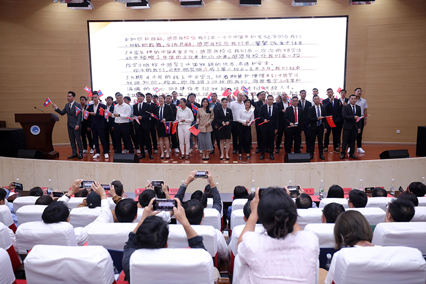 7月31日，昆明鐵道職業(yè)技術(shù)學(xué)院舉行援老撾鐵道職業(yè)技術(shù)學(xué)院項目教育能力建設(shè)教師培養(yǎng)班結(jié)業(yè)典禮。 昆明鐵道職業(yè)技術(shù)學(xué)院供圖